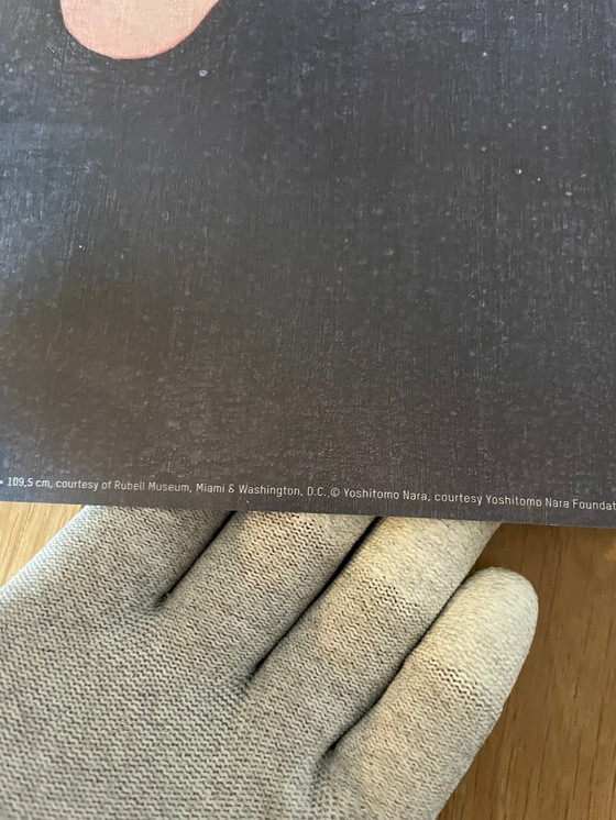 Image 1 of Yoshimoto Nara, Sleepless Night (Zittend), 1997, met dank aan Rubell Museum, copyright Yoshitomo Nara, Gedrukt in Duitsland