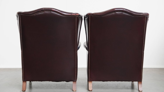 Image 1 of 2x Bordeauxrode rundleren oorfauteuils in Engelse stijl