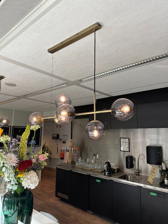 Bolia Orb hanglamp horizontaal, messing met rookglas (2 stuks), Hanglampen, Metaal, Gold, Modern (foto 5 van 5)