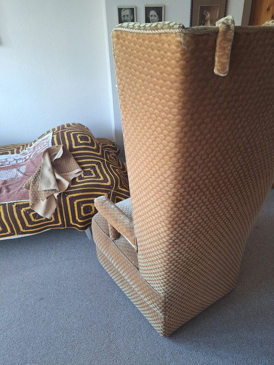 Image 1 of Fauteuil à oreilles en velours ocre doré des années 1960