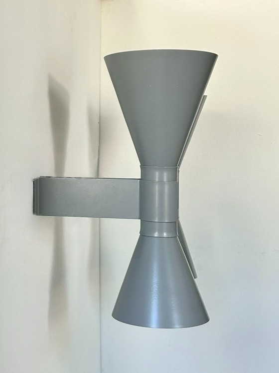 Coppia di applique vintage di Marsiglia, disegnate da Le Corbusier, in metallo laccato grigio, Francia, 1990. (photo 4 of 5)