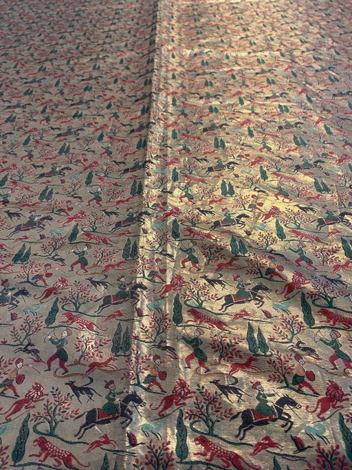 Grote antieke brokaat jacquardstof met een Perzische jachtscène – gouden metallic draden – 447 x 96 cm