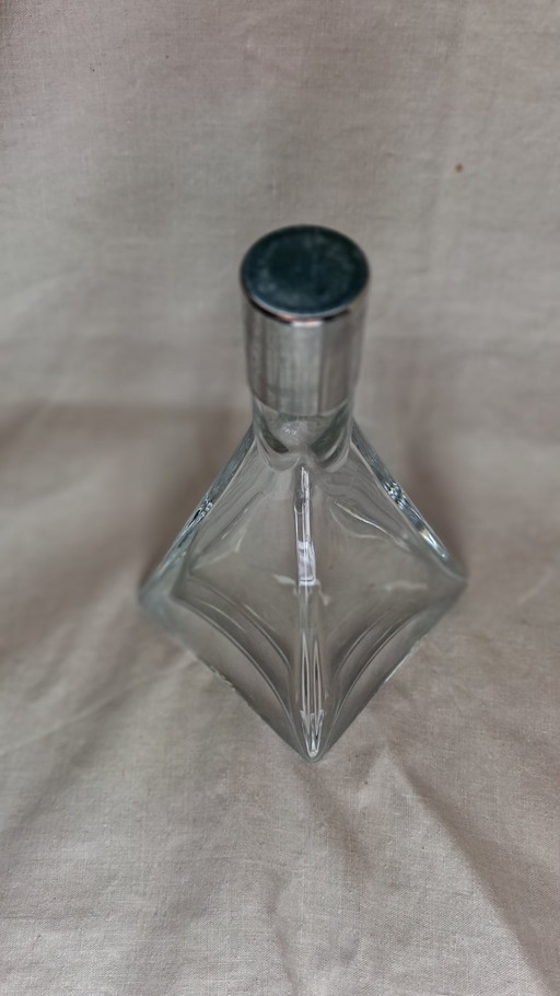 Caraffa triangolare con coperchio in metallo