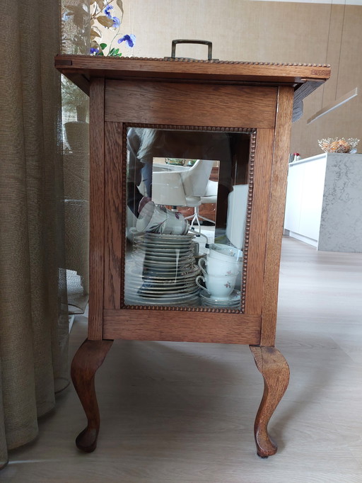 Mobiletto da tè con set da tè e colazione