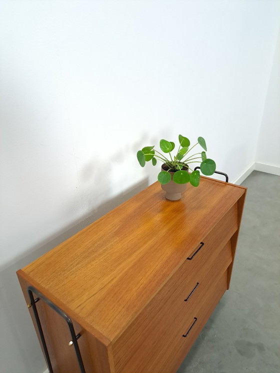 Image 1 of Scarpiera di design in teak Ilse con gambe in metallo nero