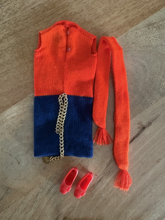 Image 1 of Barbie vintage avec plein de vêtements