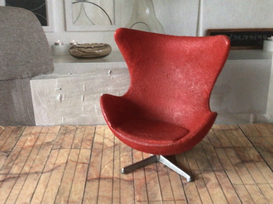 Poltrona a uovo in miniatura vintage di Arne Jacobsen – Oggetti decorativi, Metal, Other (photo 3 of 11)