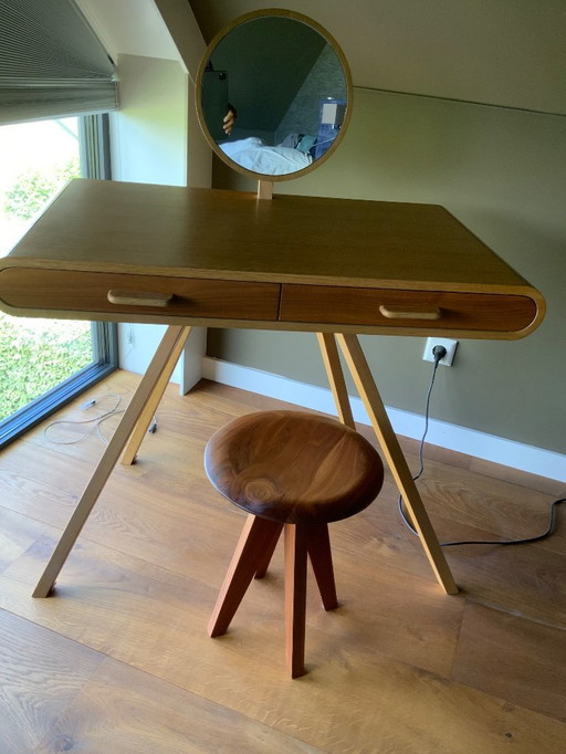 MADE dressing table with 2 drawers incl. Matching chair.