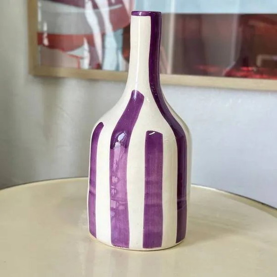 Gestreifte lila handwerkliche Flaschenvase – Vasen, Porzellan, Modern (photo 3 of 4)