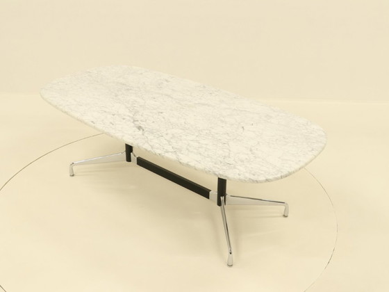 Image 1 of Eames Segmented Ovale Eettafel in Wit Marmer en Roestvrij Staal