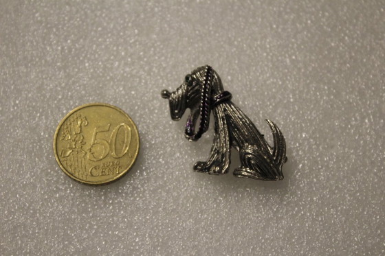 Image 1 of Broche antiguo con forma de perro, con sello distintivo de David Grau.