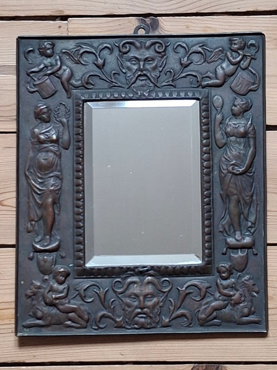 Miroir cadre en laiton repoussé vers 1900, glace biseautée, rare, Métal, Marron, Classicisme (photo 6 sur 11)