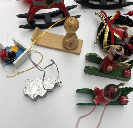 Image 1 of Ampia collezione di vecchi addobbi natalizi: legno, pigne, figure, mele