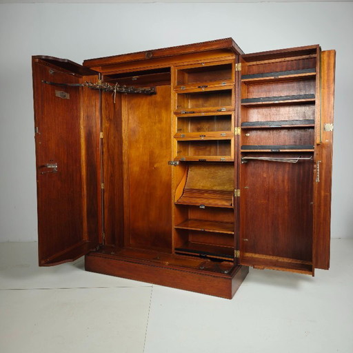 Kompakter Herrenkleiderschrank im englischen Art-Deco-Stil aus hellem Wurzelnussholz – kledingkasten, Wood