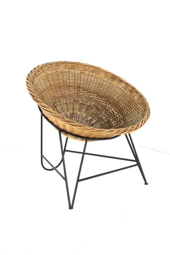 Image 1 of Poltrona con cesto in vimini nello stile di Matthieu Matégot