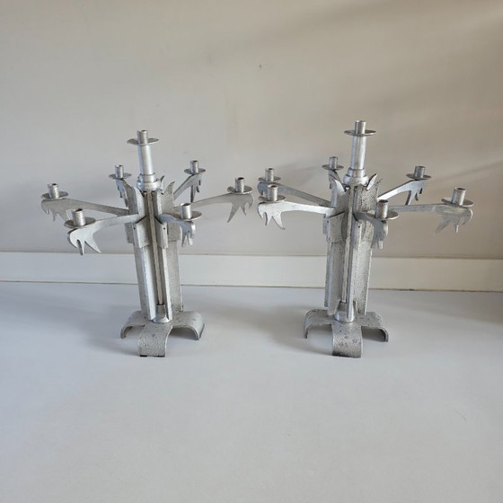 Image 1 of Set van 2 unieke grote vintage brutalistische aluminium kandelaars — toegeschreven aan Helmut Schluter — 7 kaarsen — Duitsland 