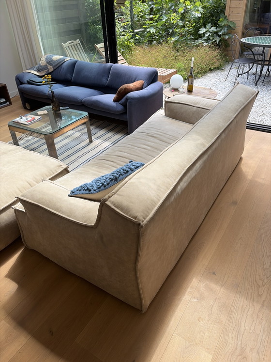 Image 1 of Beige Wildleder-Dreisitzer-Sofa