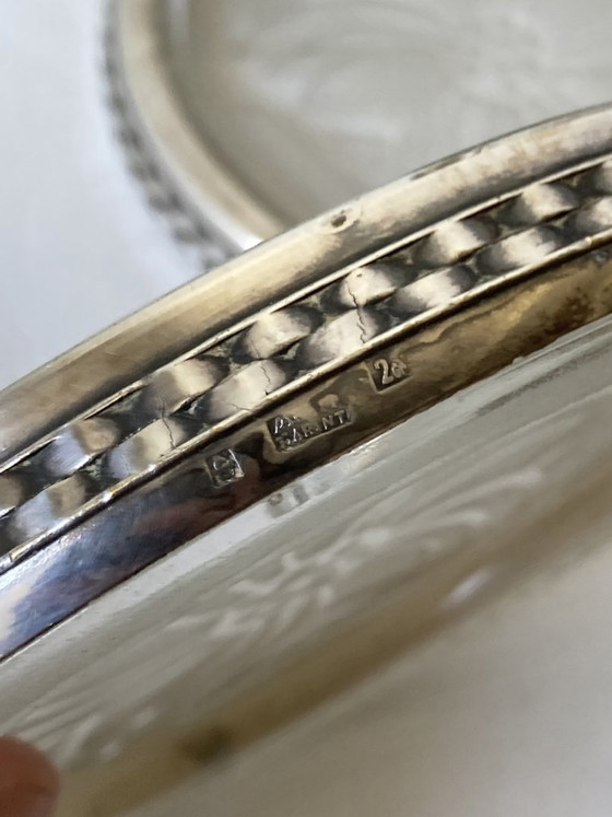 Paar Art-Deco-Flaschenuntersetzer – Sandgestrahltes, graviertes Glas und versilbertes Metall – Frankreich, (photo 7 of 12)