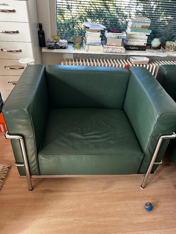 Image 1 of LC2/3 Le Corbusier: divano a 2,5 posti e poltrona separata, colore verde.
