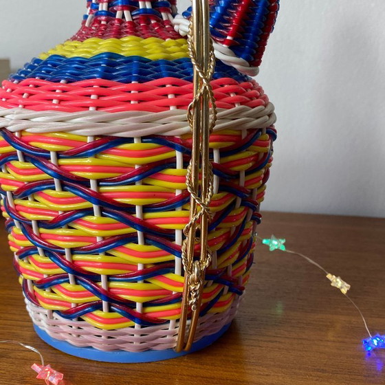 Image 1 of Oude glazen fles en plastic vlechtwerk scoubidou