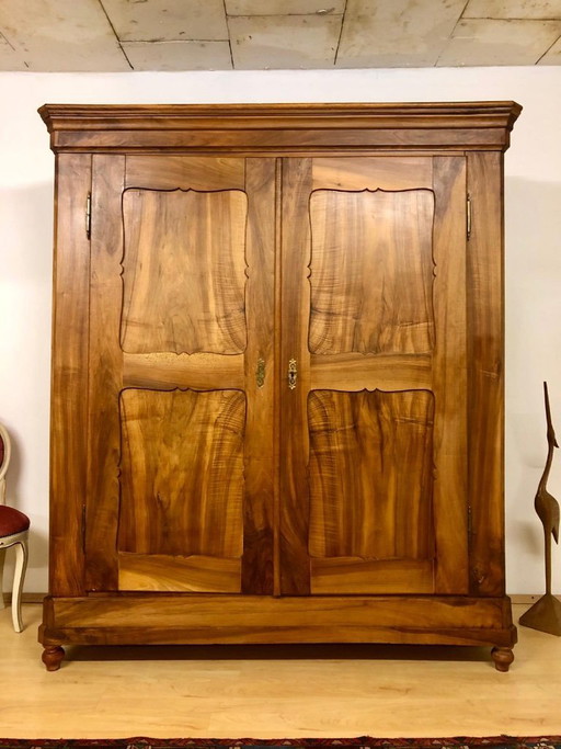 Antieke Biedermeier kledingkast – massief walnotenhout met krakelingvormige vakken, circa 1850