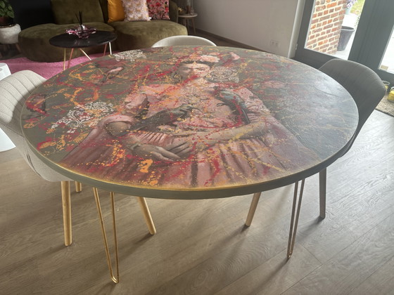 Handgemaakte Maximalistische Eettafel – Frida Kahlo Inspired – Ø140 cm – Mdf, Wood (photo 4 of 7)
