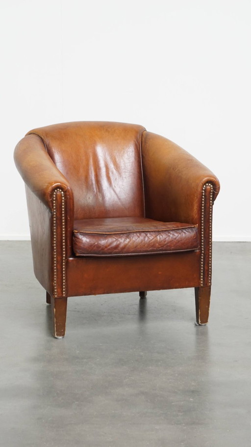 Stoere cognac kleurige schapenleren clubfauteuil 