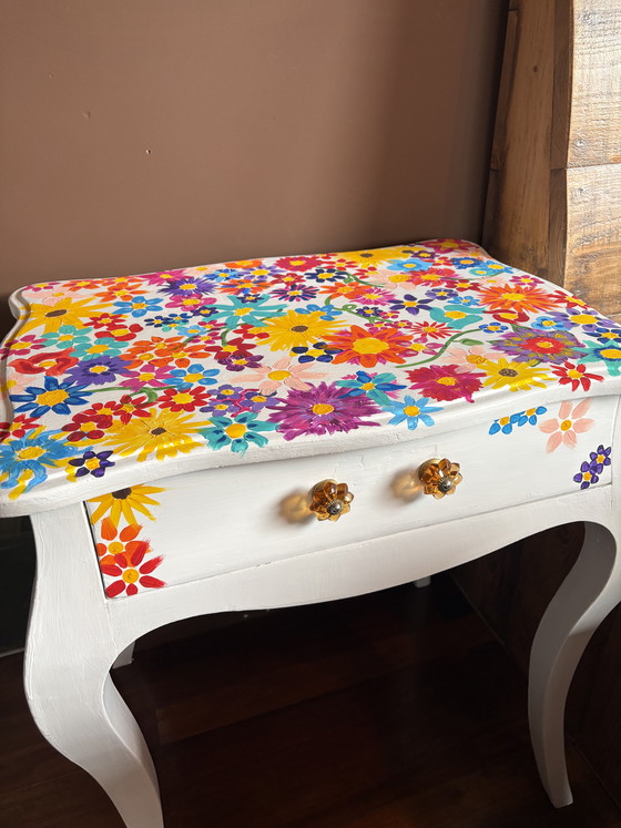 Image 1 of Unieke bijzettafel met handgeschilderde bloemen