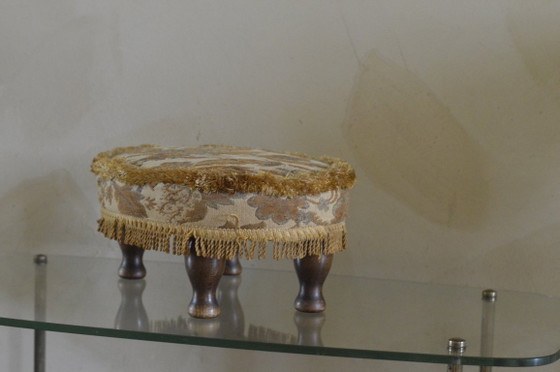 Image 1 of Reposapiés o taburete antiguo de madera