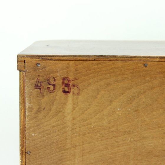 Image 1 of Minimalistische Art Deco nachtkastjes van walnootfineer, Tsjechoslowakije, jaren 1930