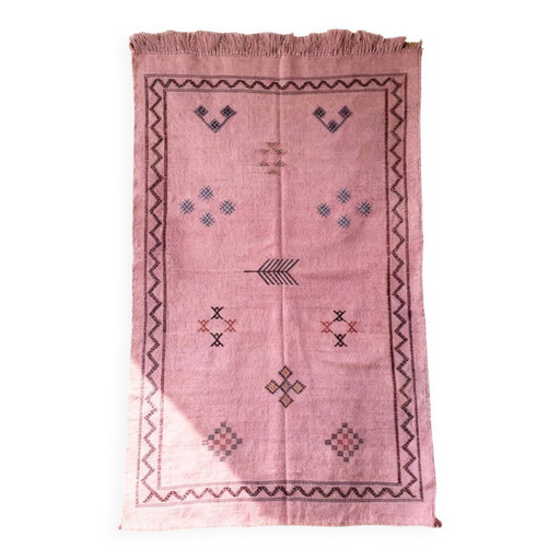 Tapis marocain rose sabra 100x150 cm – tenture murale en soie de cactus tissée à la main
