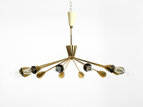 Image 1 of Rarissimo splendido lampadario a 12 bracci in ottone del Mid Century con paralumi in vetro opalino