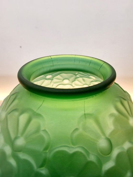 Image 1 of Art-Deco-Vase aus mattiertem, grünem Pressglas mit floralem Dekor