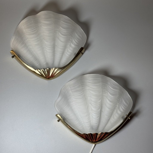 Paar antike Wandleuchten aus mattiertem Glas in Muschelform – Messingbeschläge – Art-Deco-Revival, ca. 1970er–1980er Jahre