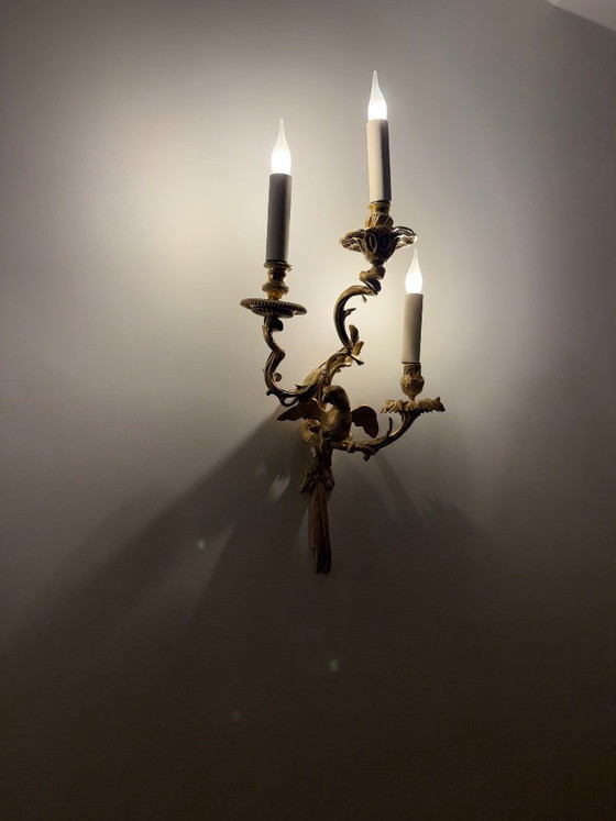 Verzierte goldene dreiarmige Wandleuchte, Wandleuchten, Metall, Classicisme (Foto 3 von 5)