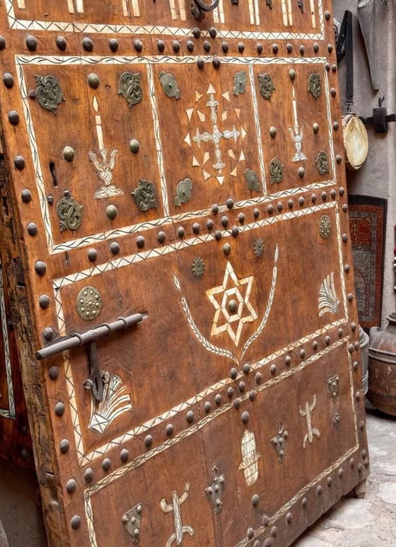 Image 1 of Patrimonio berbero: antica porta decorata con ossa di cammello