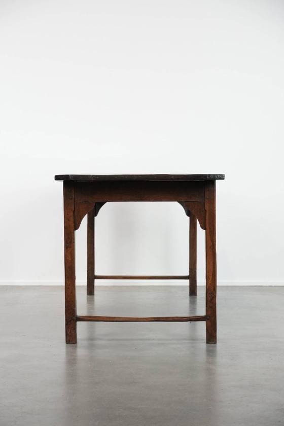 Image 1 of Antieke Franse eettafel voor 4 tot 6 personen uit eind 18e/ begin 19e eeuw met een eiken blad en een brood/ uittrek plank