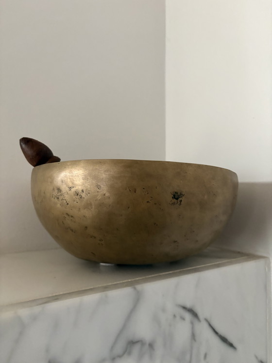 Image 1 of Antiguo cuenco cantor de Buda nepalí fabricado en bronce – principios del siglo XX.