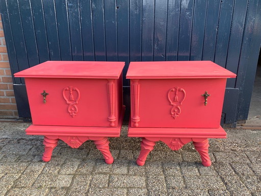 Set van twee kus rode roze brocante nachtkastjes 