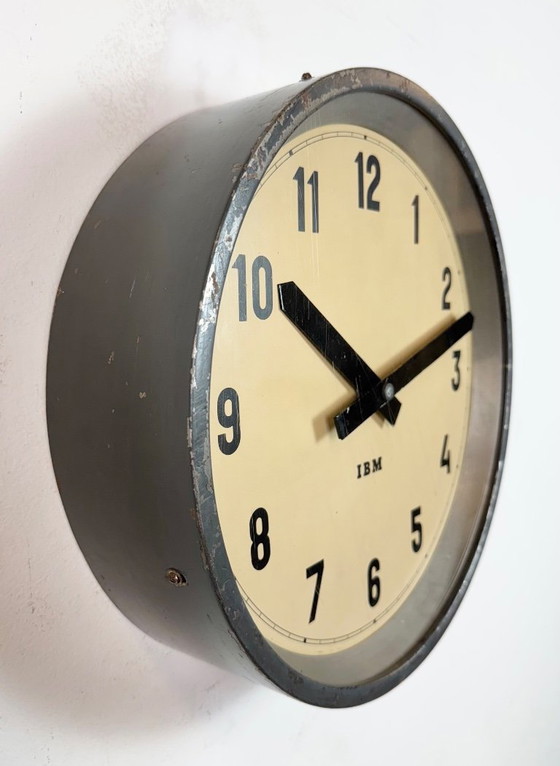 Image 1 of Donkergrijze industriële fabriekswandklok van IBM, jaren 50