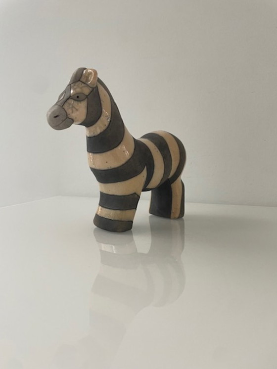 Image 1 of Estatua de cebra de cerámica raku – diseño artesanal