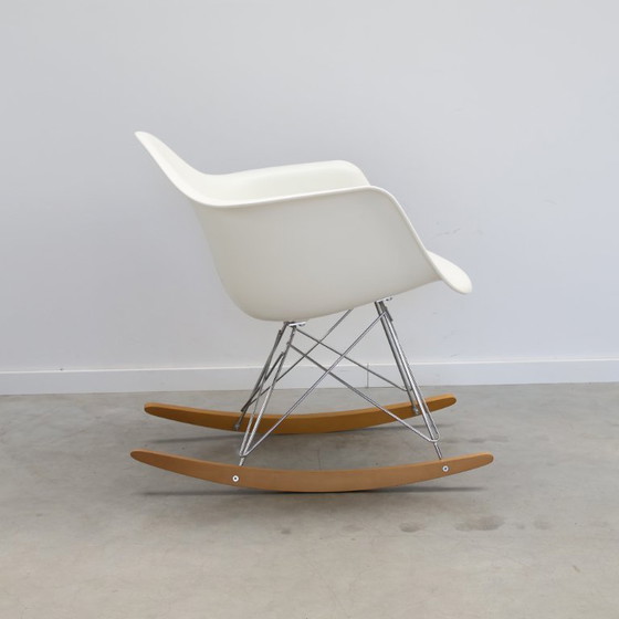 Image 1 of Vitra Poltrona Eames RE RAR | Bianco | Cromo