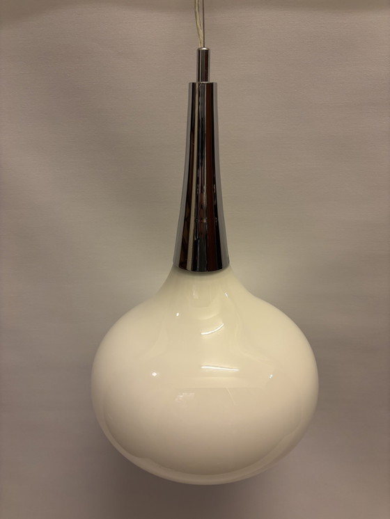 Image 1 of Lampada a sospensione Rietveld – lampada a sospensione a forma di lacrima in vetro bianco e cromo – condizioni eccellenti (2009)