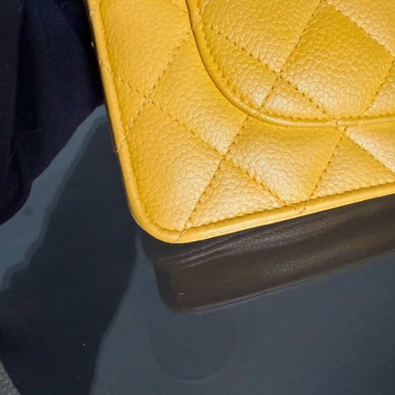Image 1 of Portafoglio Chanel con catena WOC - Serie 25 in pelle trapuntata color giallo caviale