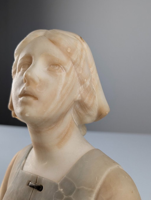 Busto de alabastro de una joven, obra de Gustave Van Vaerenbergh, Art Nouveau belga, década de 1900. – beeldhouwkunst, Stone