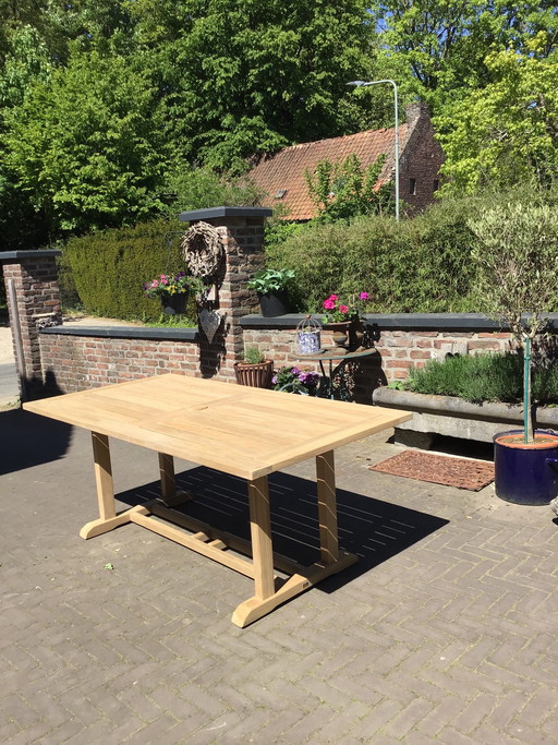 Mooie stevige Teakhouten tuintafel 175x90x72cm van het merk Gloster in heel goede staat