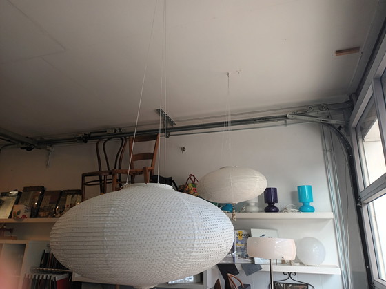 Image 1 of Lampe suspendue en papier de riz.  En bon état. Deux pièces. Le prix est par pièce.