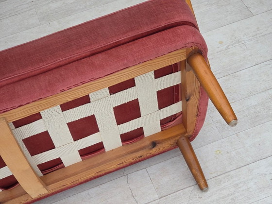 Image 1 of Schwedisches 2-Sitzer-Sofa aus den 1970er Jahren, rosa Möbelvelours, Buchenholz.