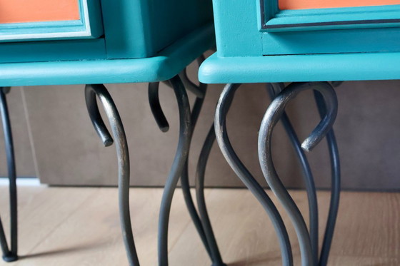 Image 1 of Memphis Twins – comodini postmoderni nei colori verde acqua e arancione toscano.