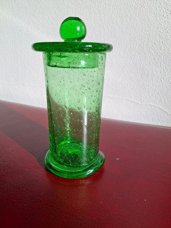 Image 1 of Porta caramelle per bambini meritevoli in vetro a bolle di Biot, noto come barattolo da farmacia con il suo coperchio, firmato